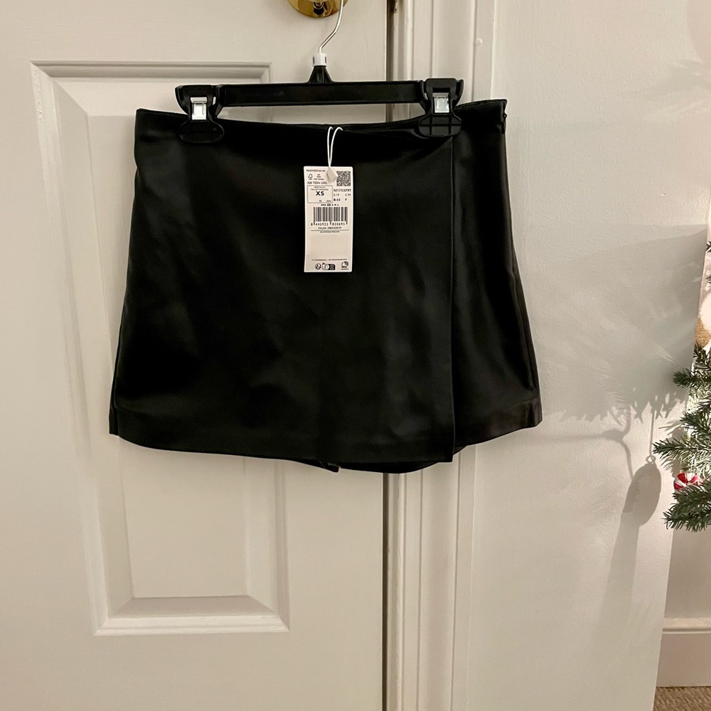 Mango leather skort